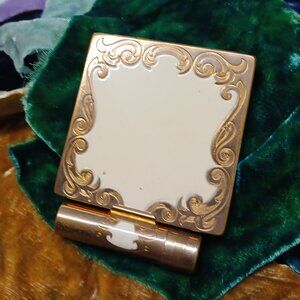 Unbranded Liplock Compact